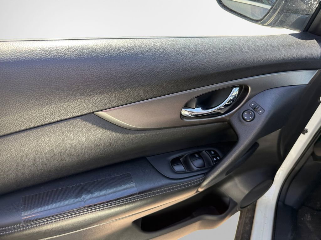 Used 2016 Nissan Rogue SV image 14