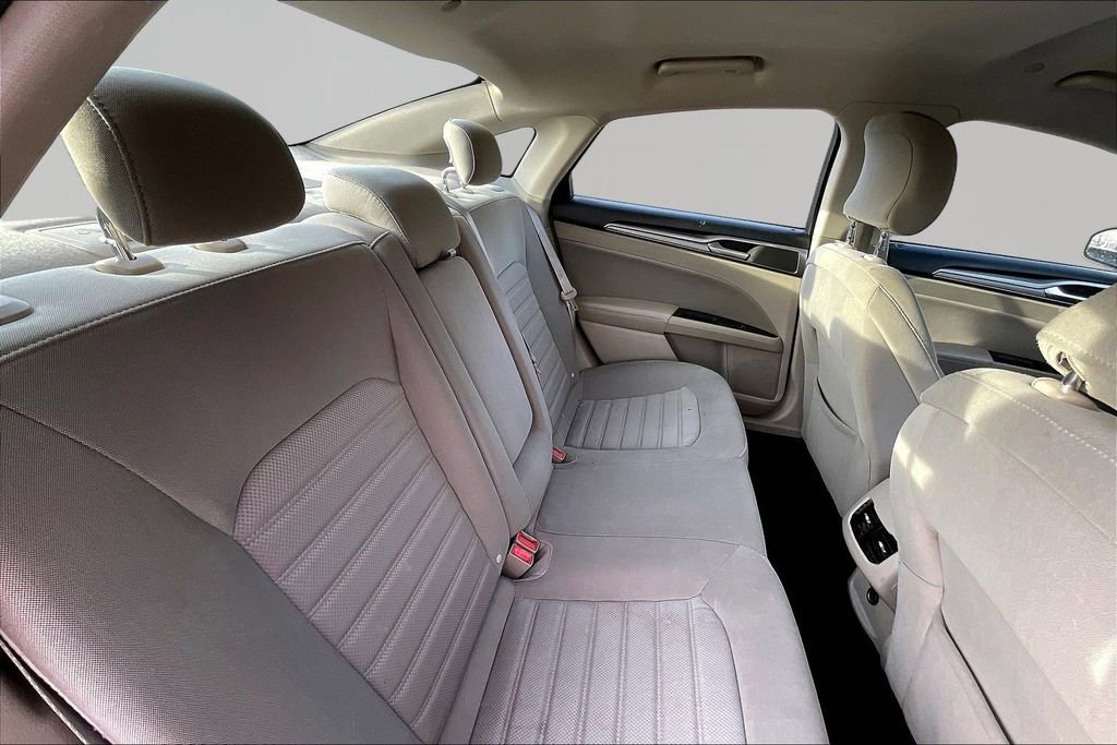 Used 2019 Ford Fusion SE image 28