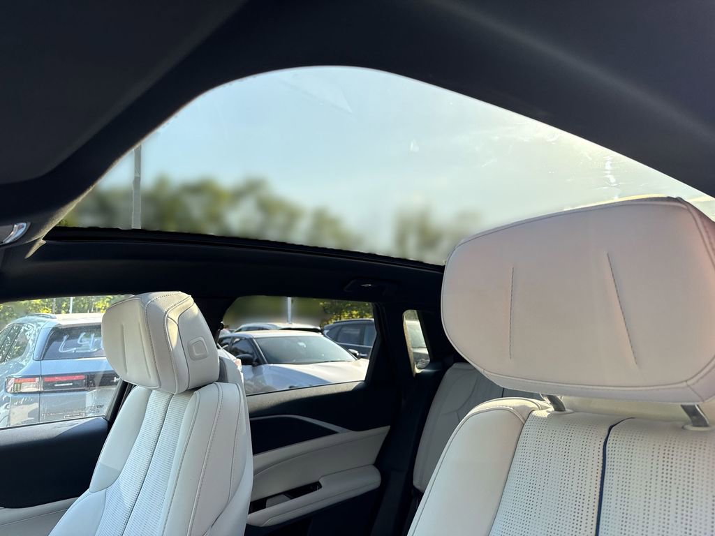 Used 2024 Cadillac Lyriq Luxury AWD/4WD image 16