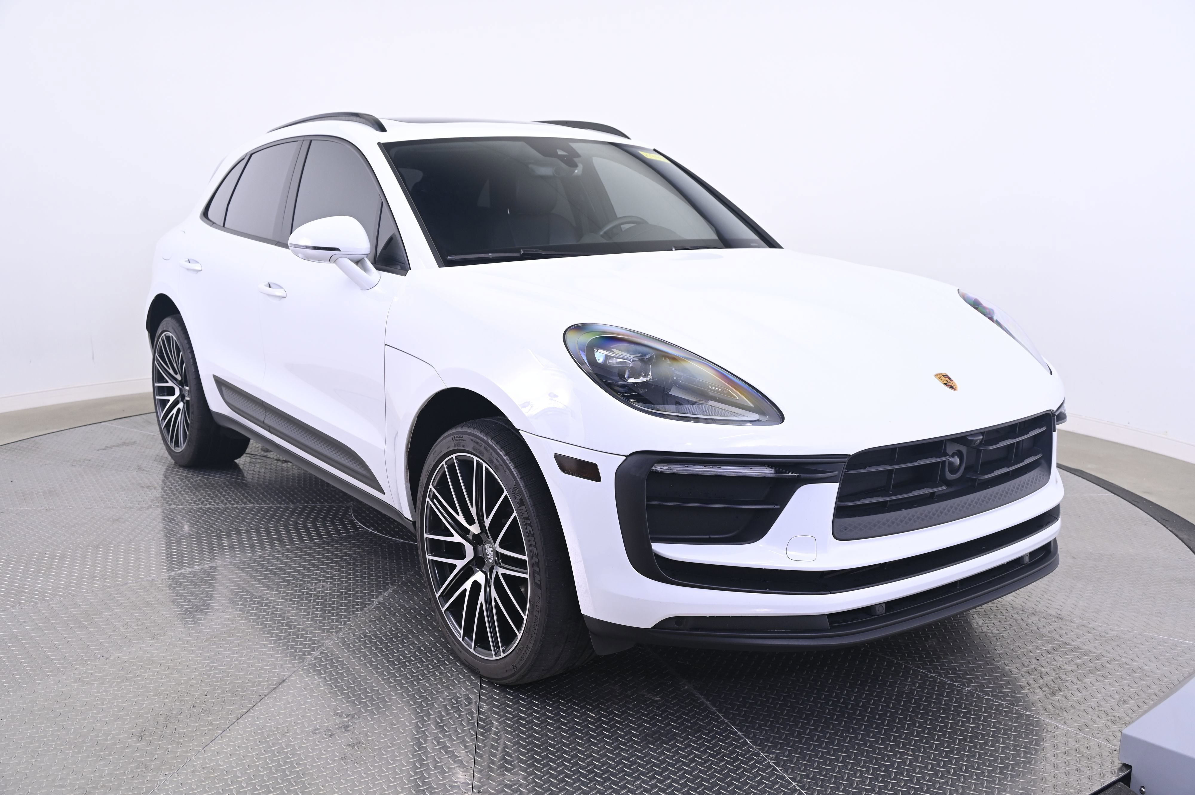 Certified 2022 Porsche Macan image 9
