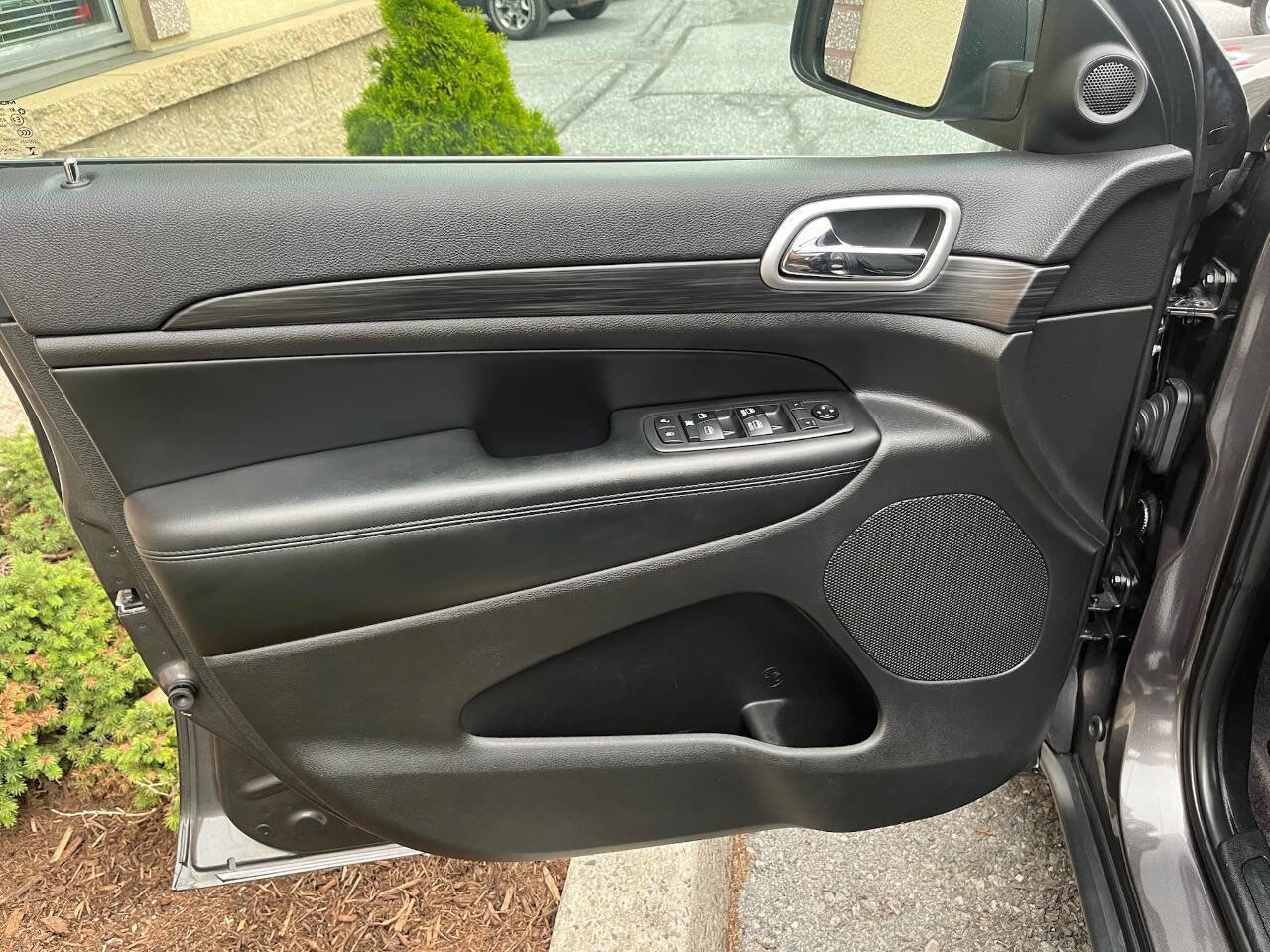 Used 2019 Jeep Grand Cherokee Laredo image 29