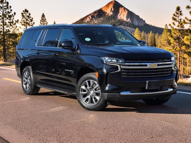 Used 2024 Chevrolet Suburban LT RWD image 2