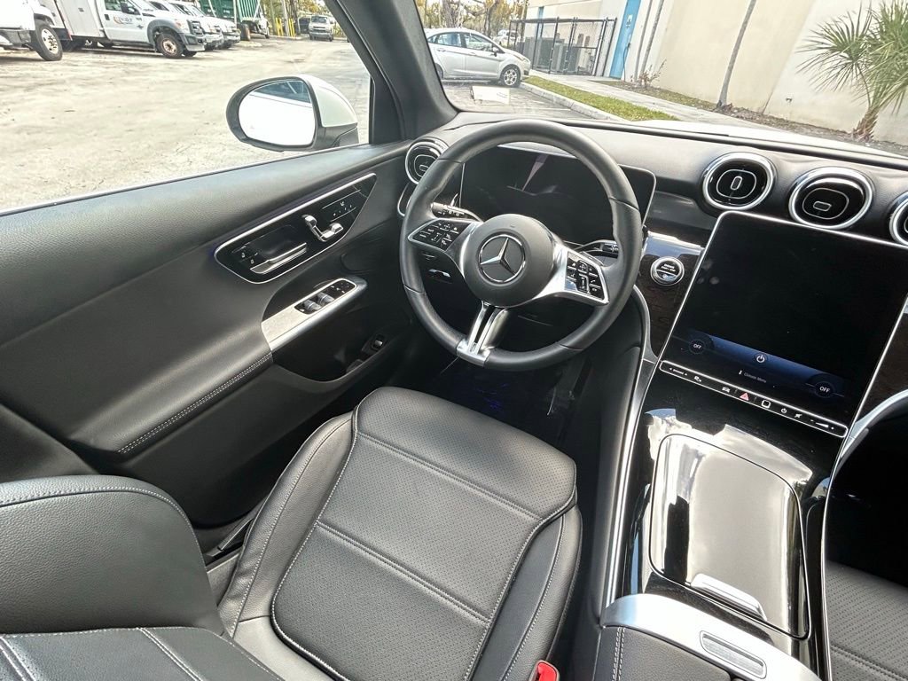 Used 2025 Mercedes-Benz GLC 300 4MATIC image 9