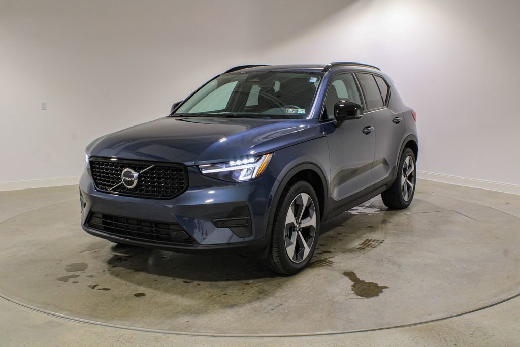 Used 2026 Volvo XC40 B5 Core w/ Climate Package image 1