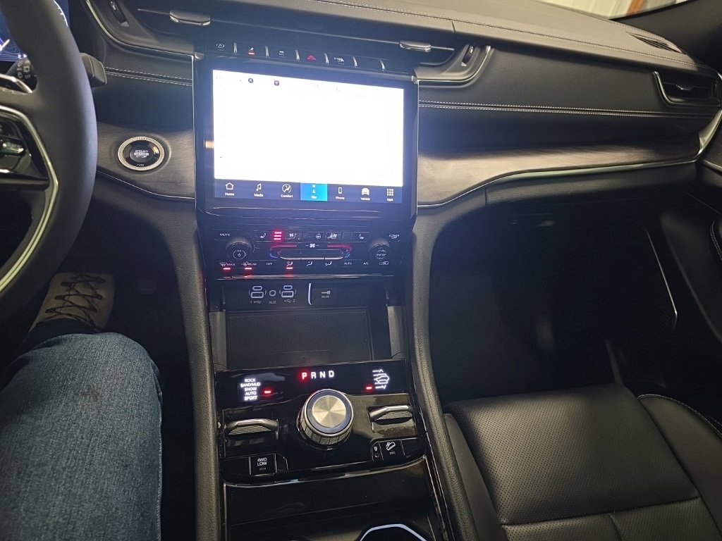 Used 2024 Jeep Grand Cherokee Overland w/ Luxury Tech Group IV image 16