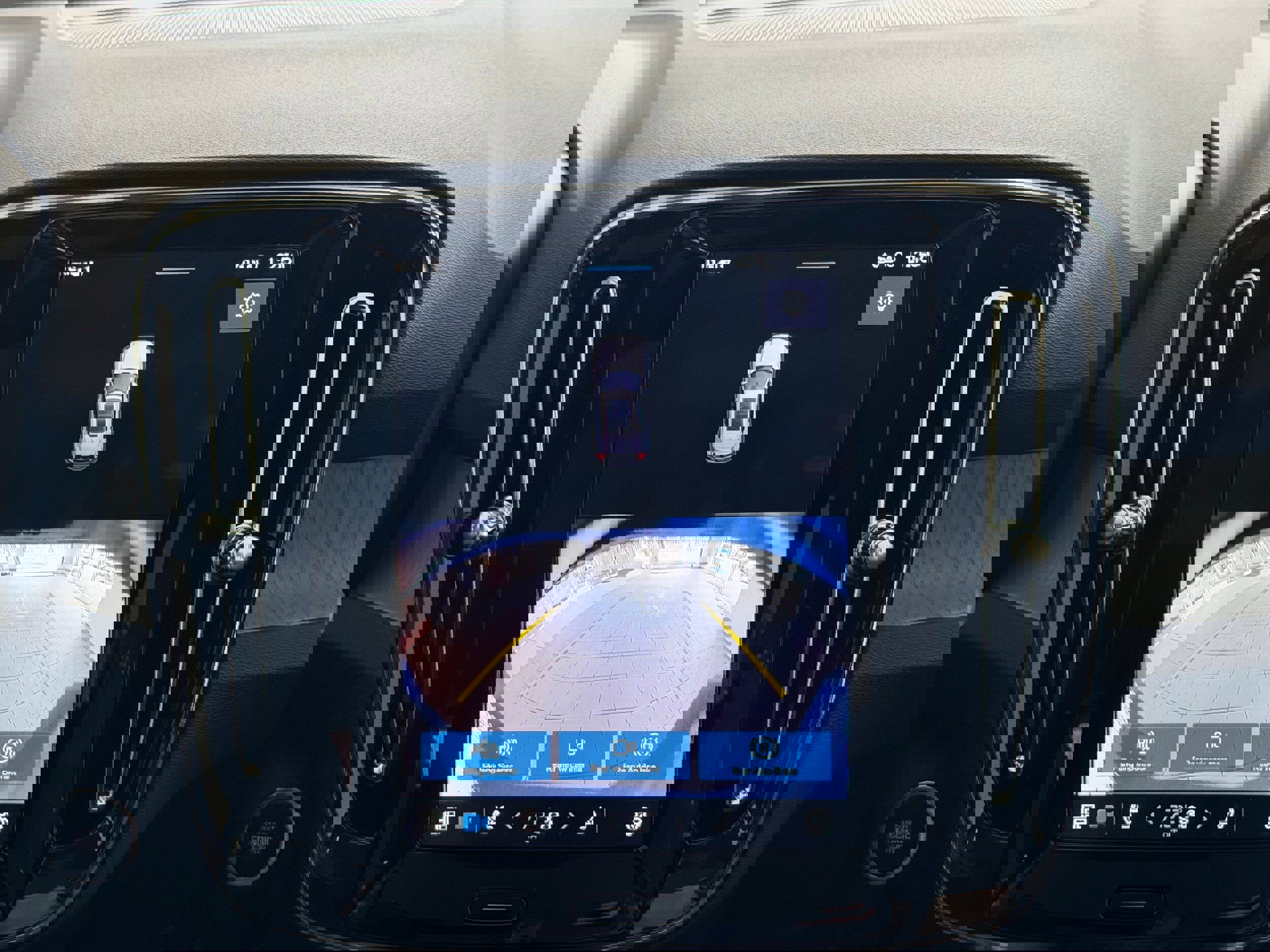 Used 2025 Volvo XC40 B5 Core w/ Protection Package Premier image 17