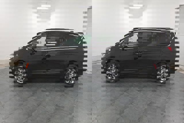 New 2026 Chrysler Pacifica Select image 2