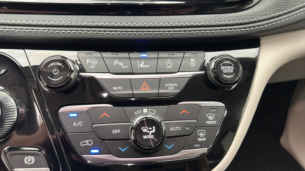 Used 2023 Chrysler Pacifica Touring-L AWD/4WD image 21