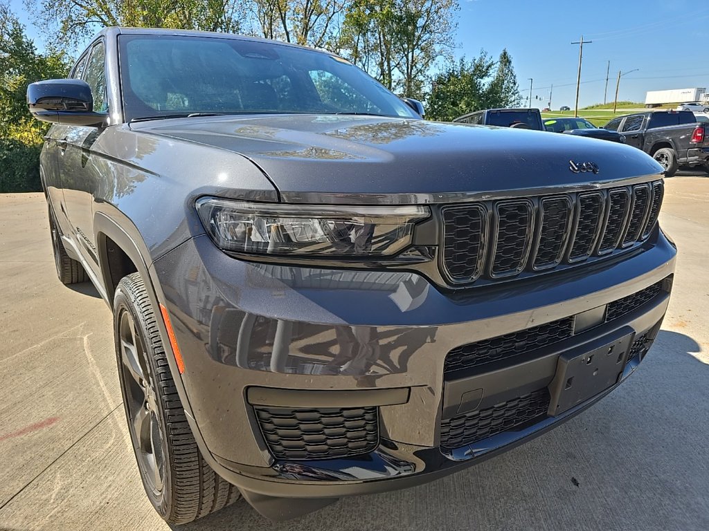 Used 2023 Jeep Grand Cherokee L Altitude AWD/4WD image 11