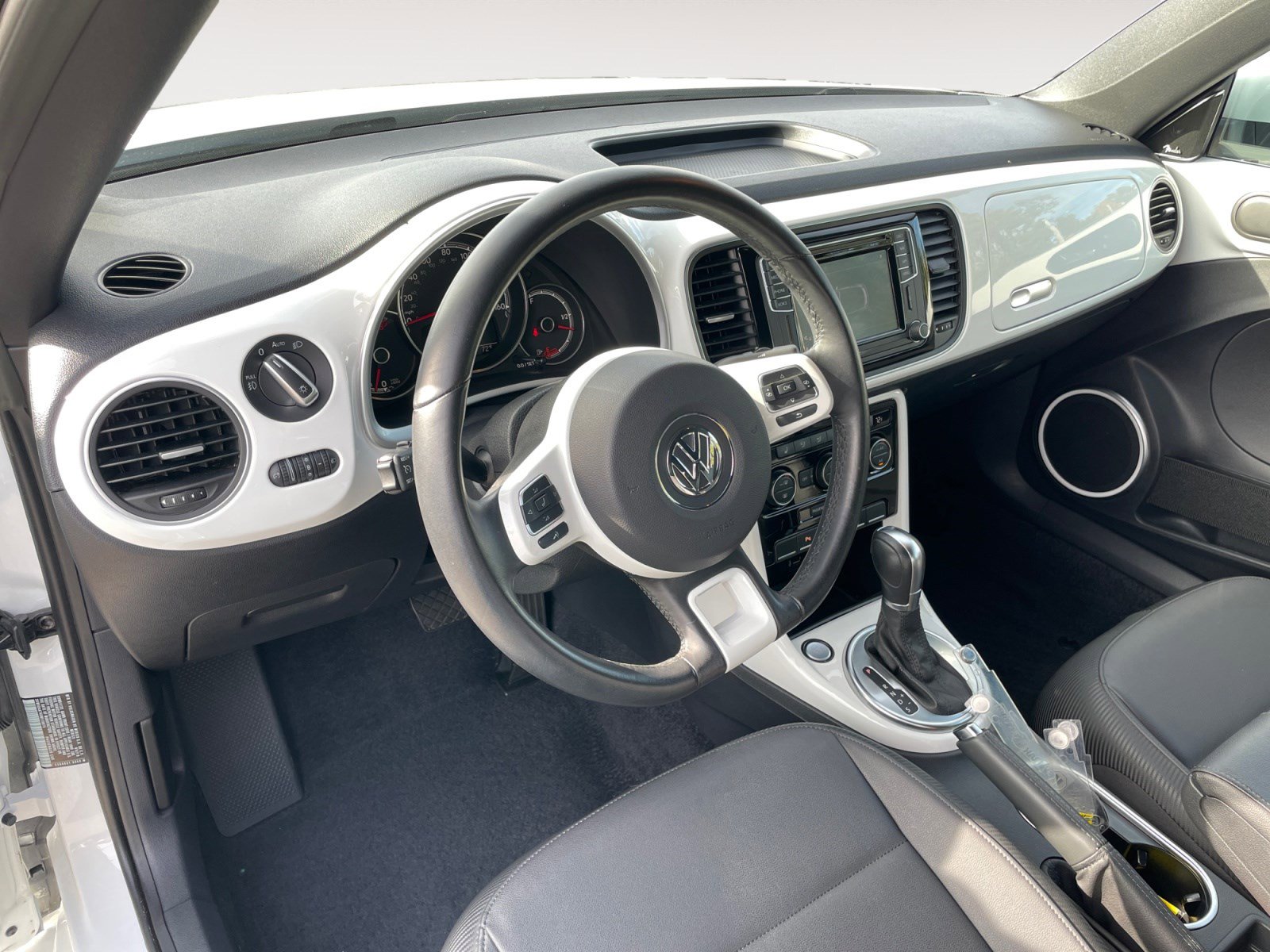 Used 2019 Volkswagen Beetle 2.0T SE w/ SE Premium Package FWD image 17