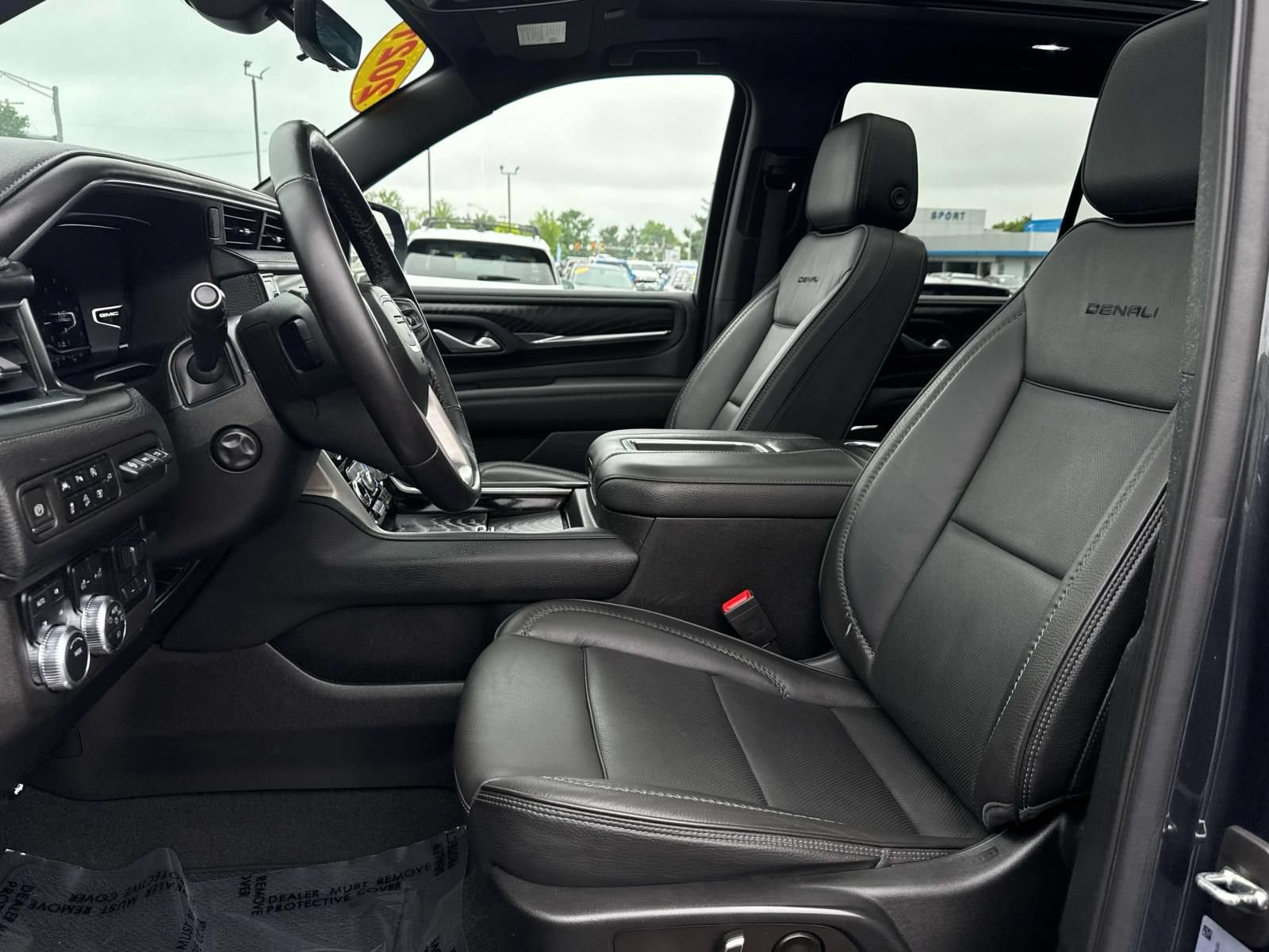 Used 2022 GMC Yukon Denali w/ Denali Premium Package AWD/4WD image 9