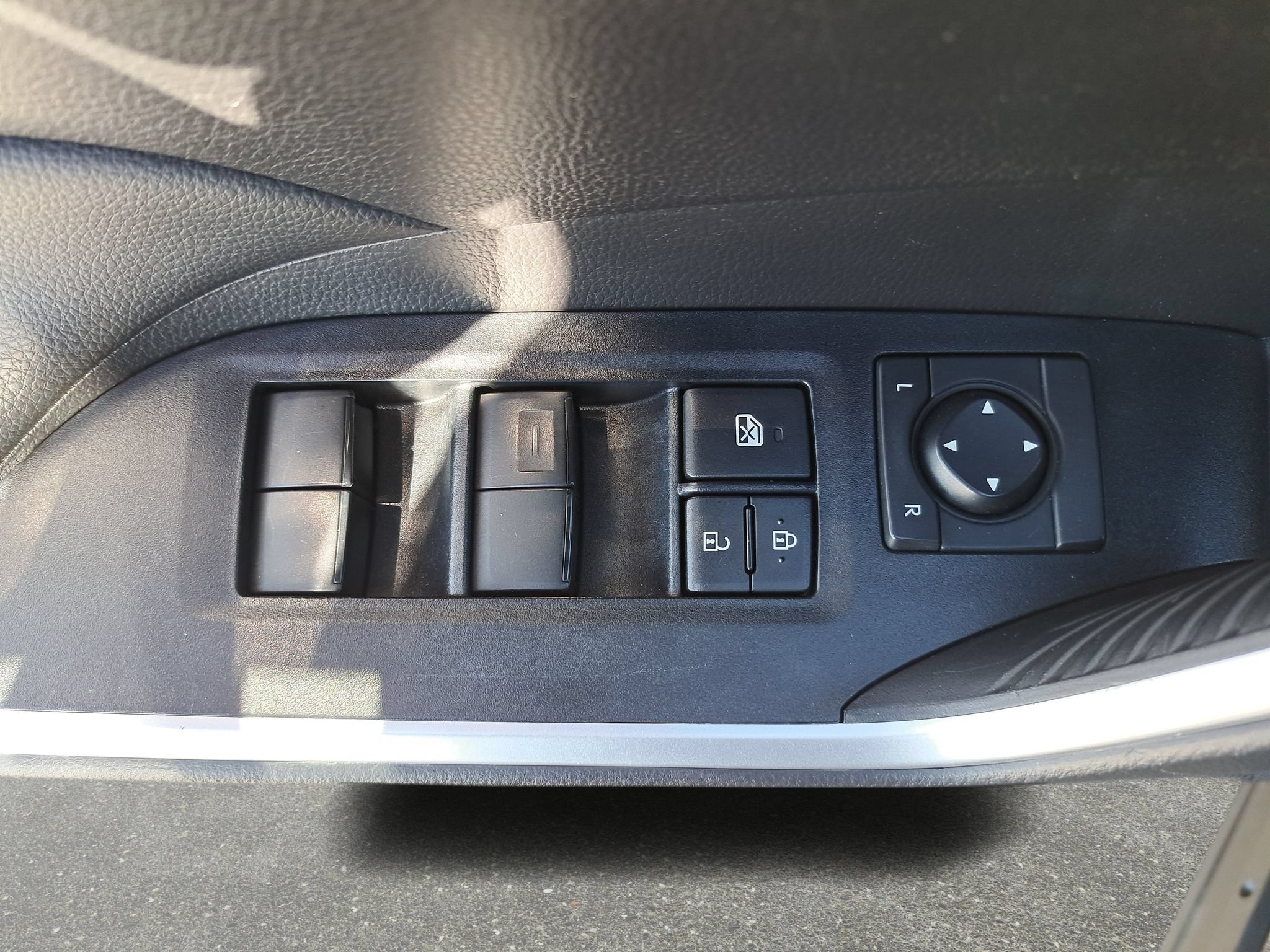 Used 2025 Toyota RAV4 LE AWD/4WD image 27