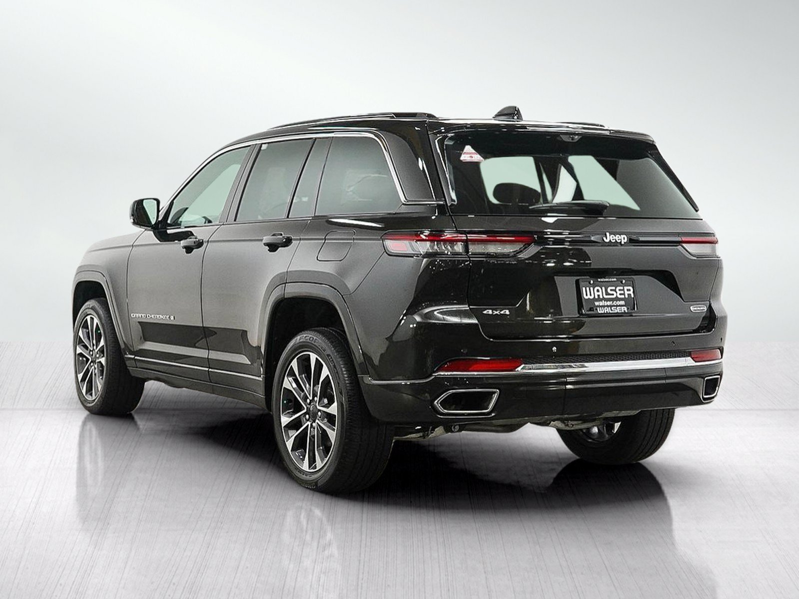 Used 2025 Jeep Grand Cherokee Overland w/ Luxury Tech Group IV AWD/4WD image 3