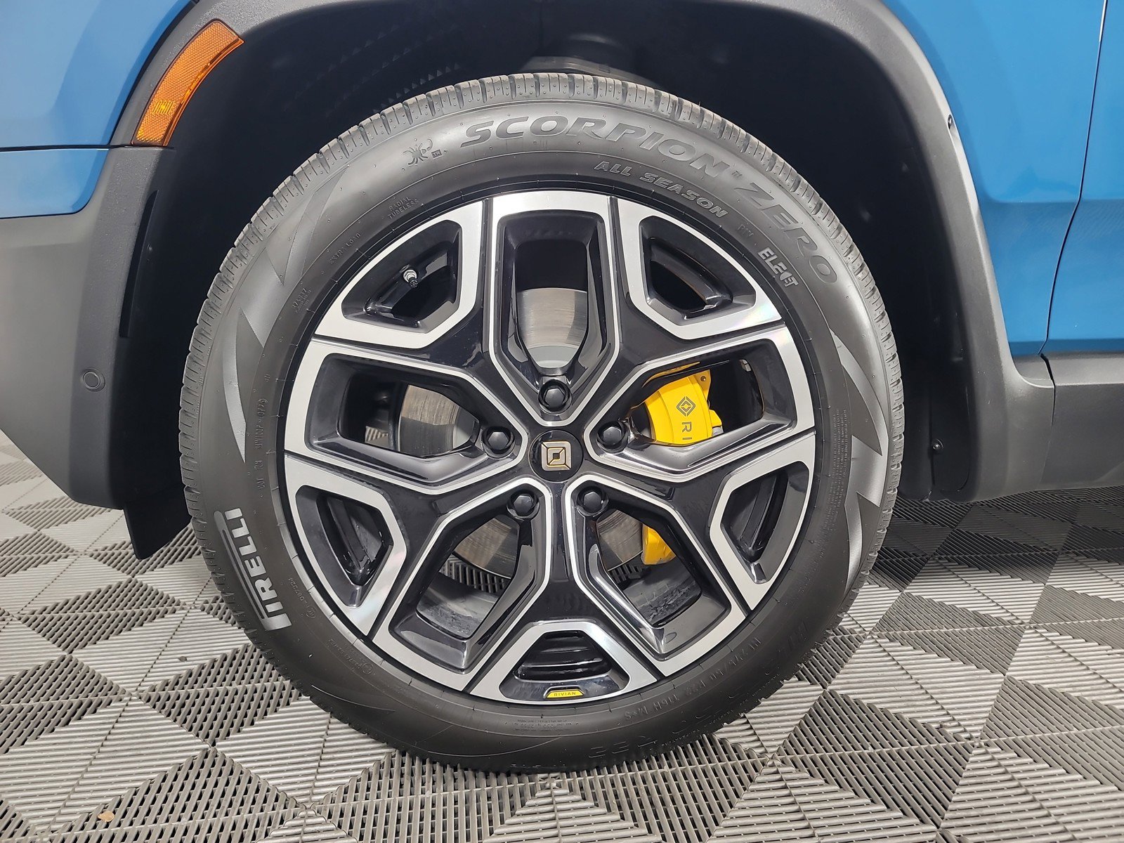 Used 2023 Rivian R1S Adventure AWD/4WD image 9