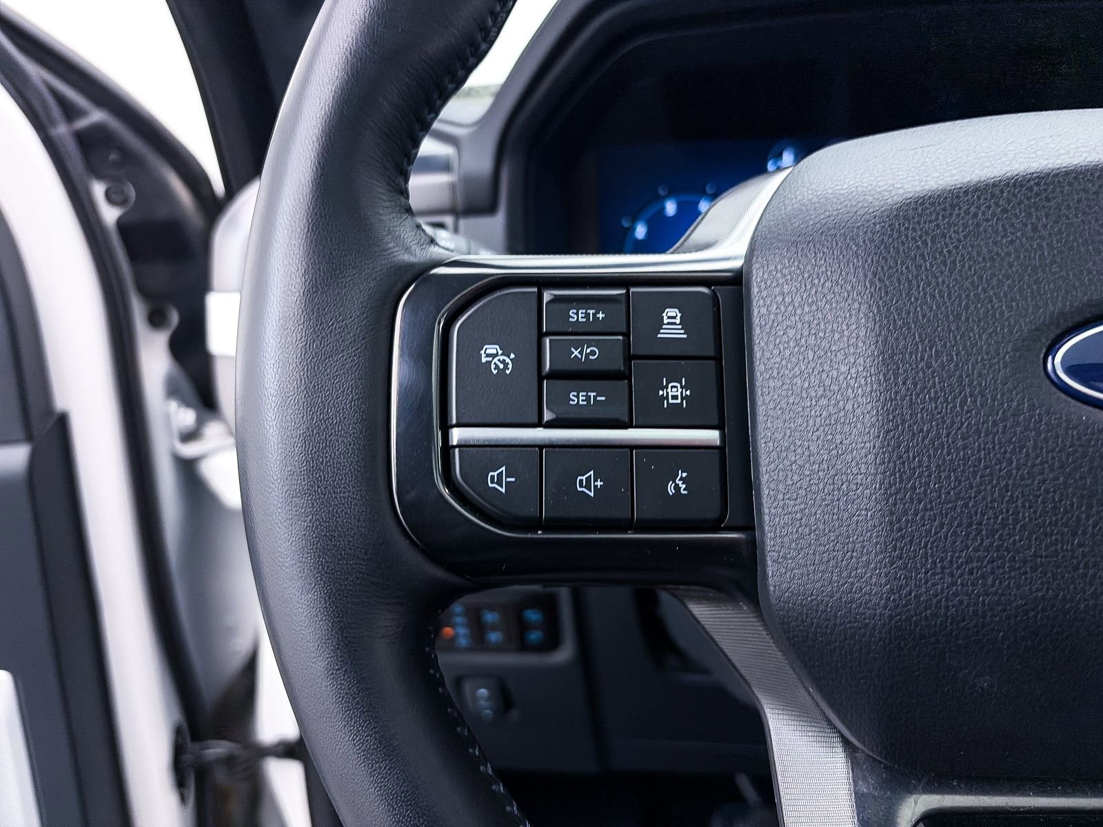 Used 2025 Ford F150 Platinum w/ FX4 Off-Road Package image 36