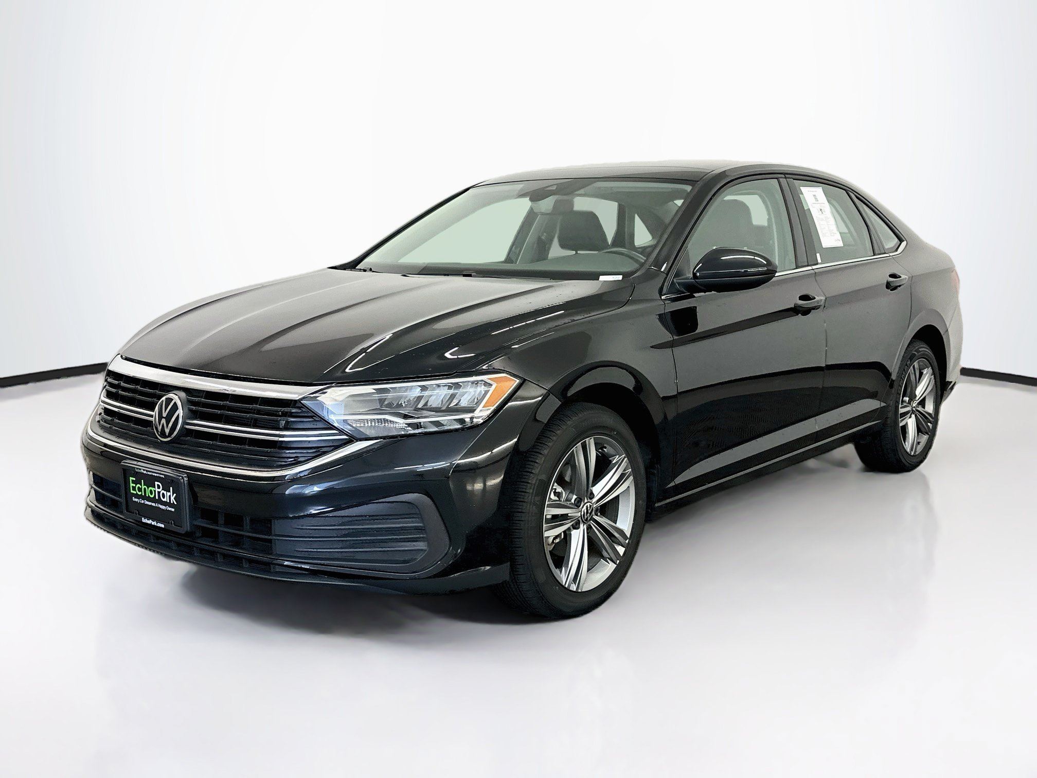 Used 2024 Volkswagen Jetta SE FWD image 3