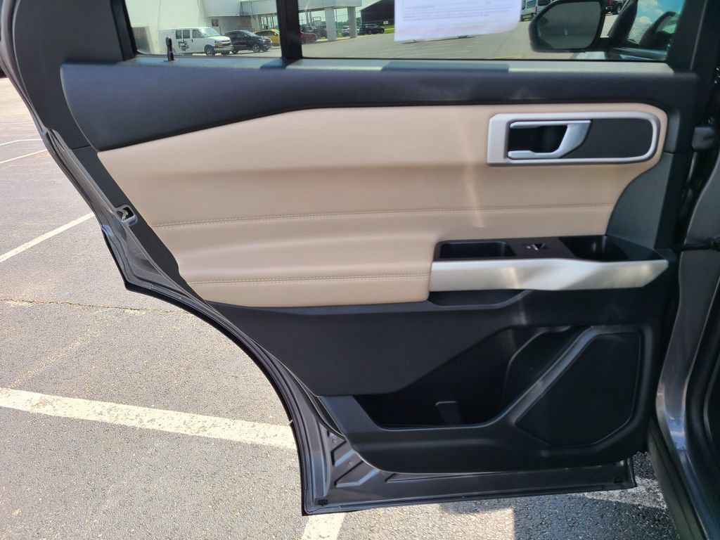 Used 2022 Ford Explorer XLT AWD/4WD image 16