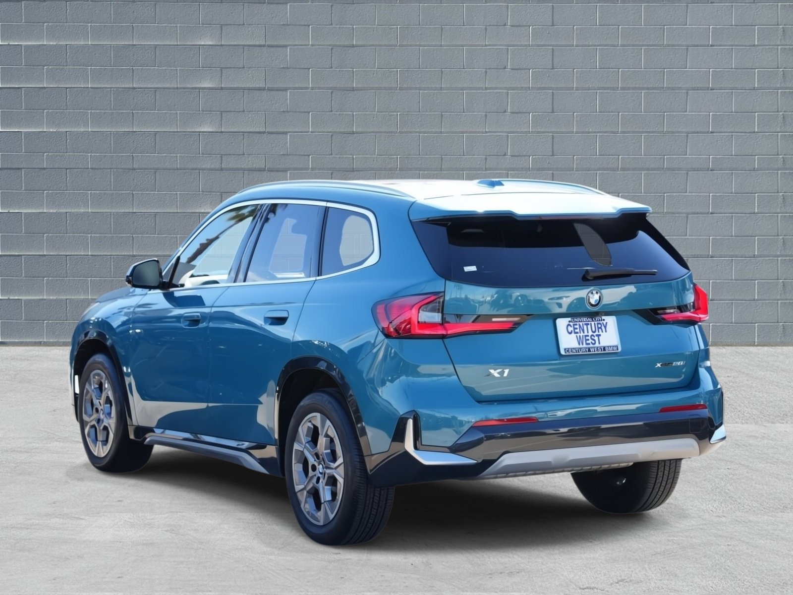 Used 2023 BMW X1 xDrive28i w/ Convenience Package AWD/4WD image 3