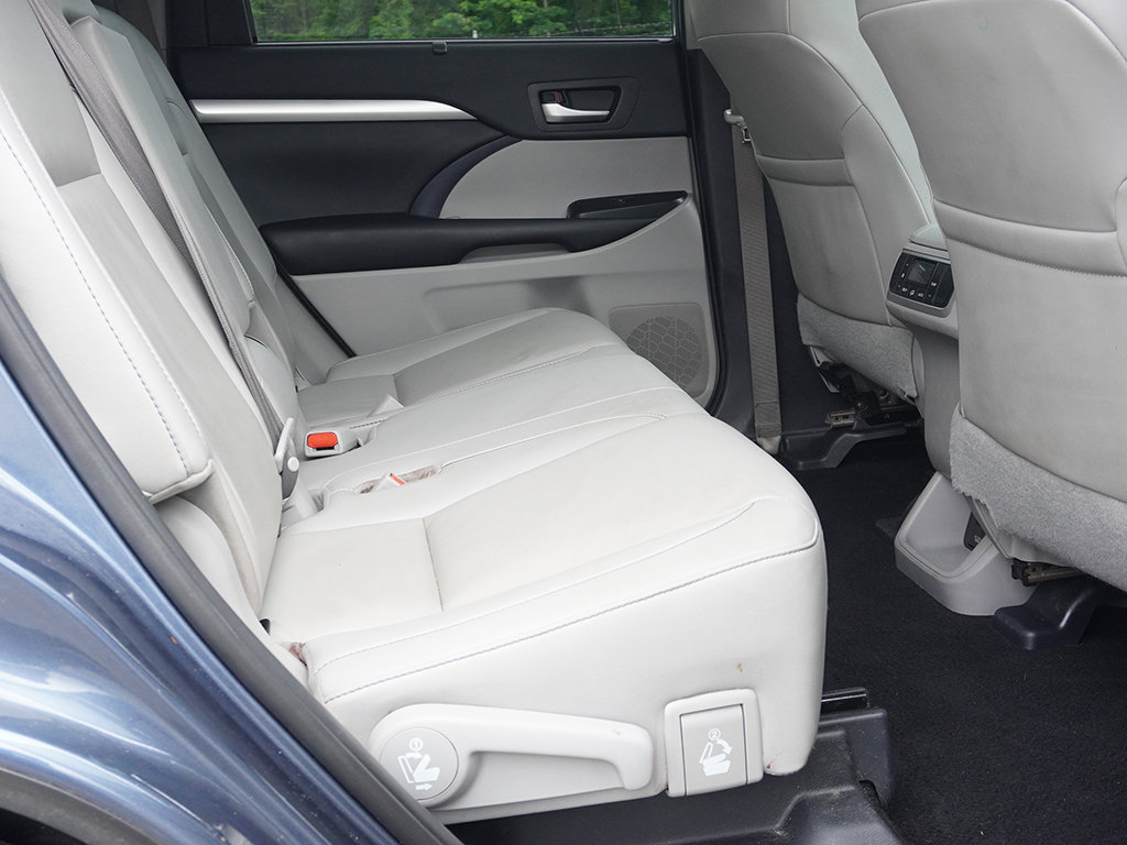 Used 2019 Toyota Highlander XLE AWD/4WD image 36
