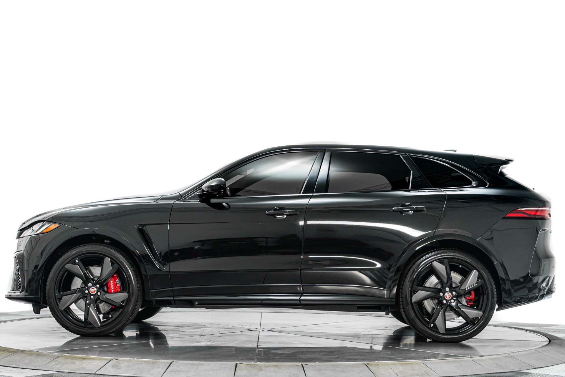 Used 2023 Jaguar F-PACE SVR image 6