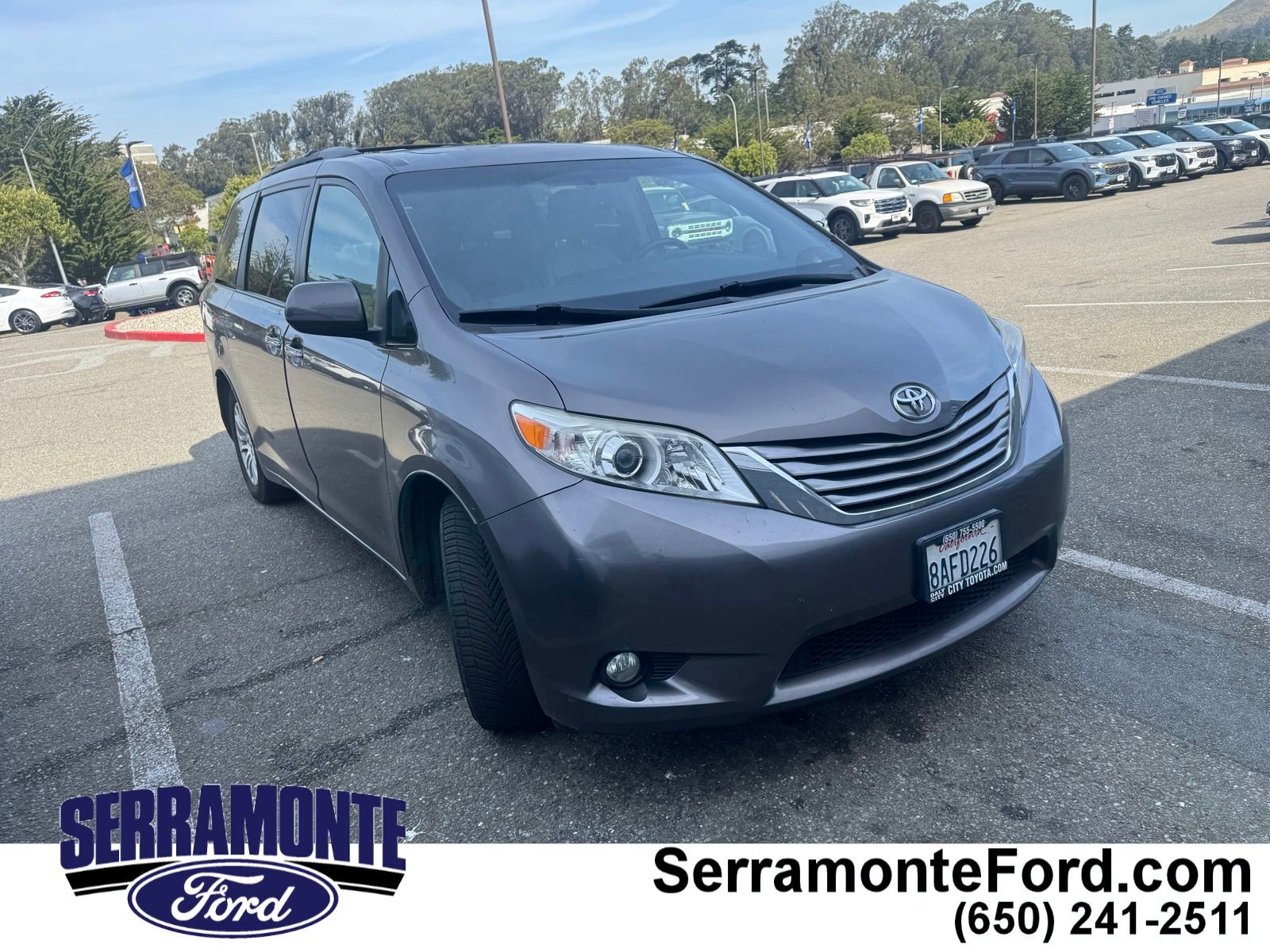 Used 2017 Toyota Sienna XLE w/ XLE Navigation Package image 1