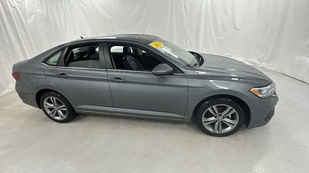 Used 2024 Volkswagen Jetta SE image 2