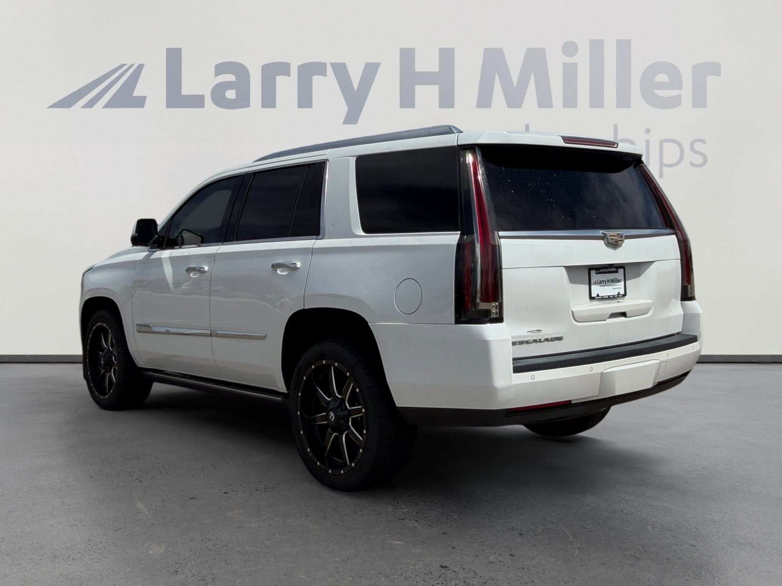 Used 2016 Cadillac Escalade Platinum AWD/4WD image 4
