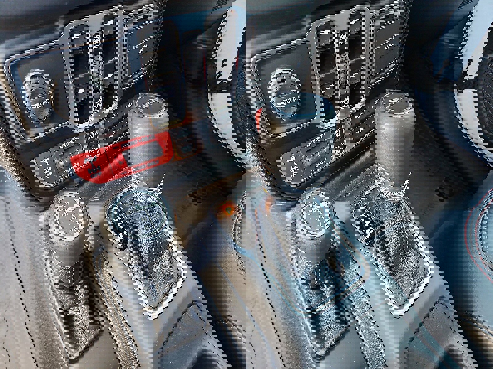 Used 2024 Jeep Gladiator Rubicon w/ Technology Group image 17