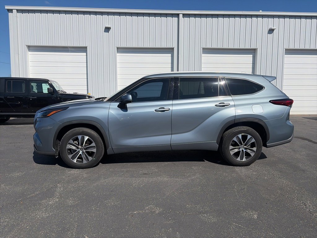 Used 2022 Toyota Highlander XLE image 4