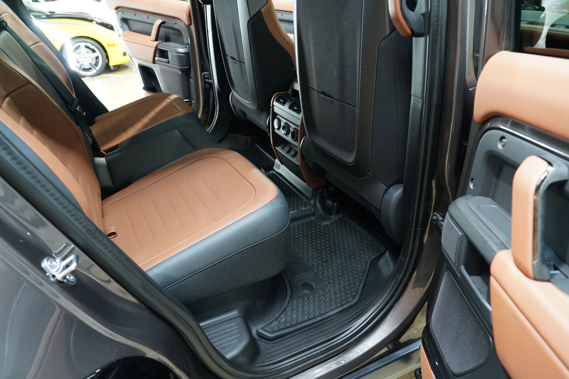 Used 2025 Land Rover Defender 110 image 60