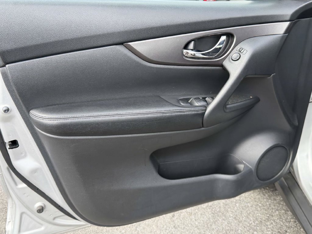 Used 2015 Nissan Rogue SV AWD/4WD image 16