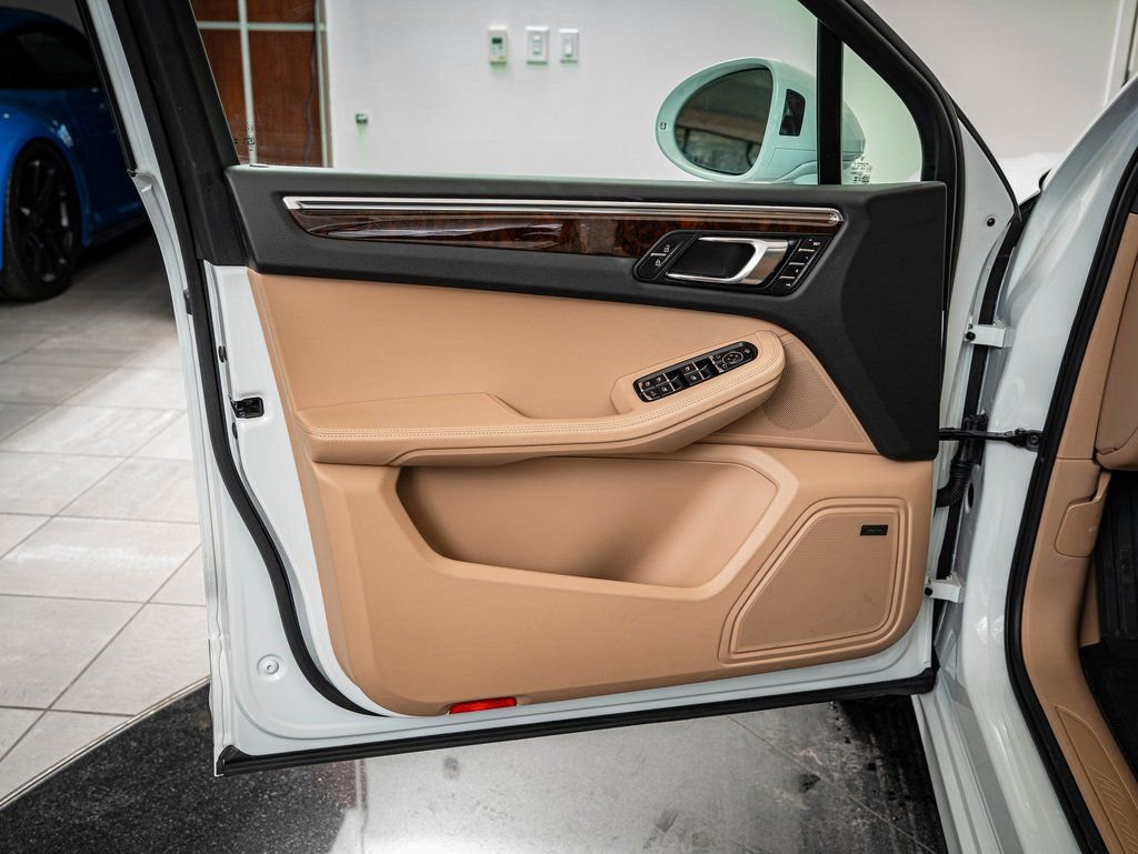 Certified 2025 Porsche Macan image 33