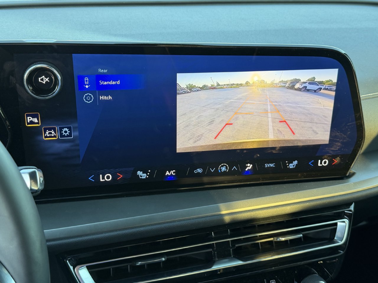 Used 2025 Chevrolet Traverse LT FWD image 16