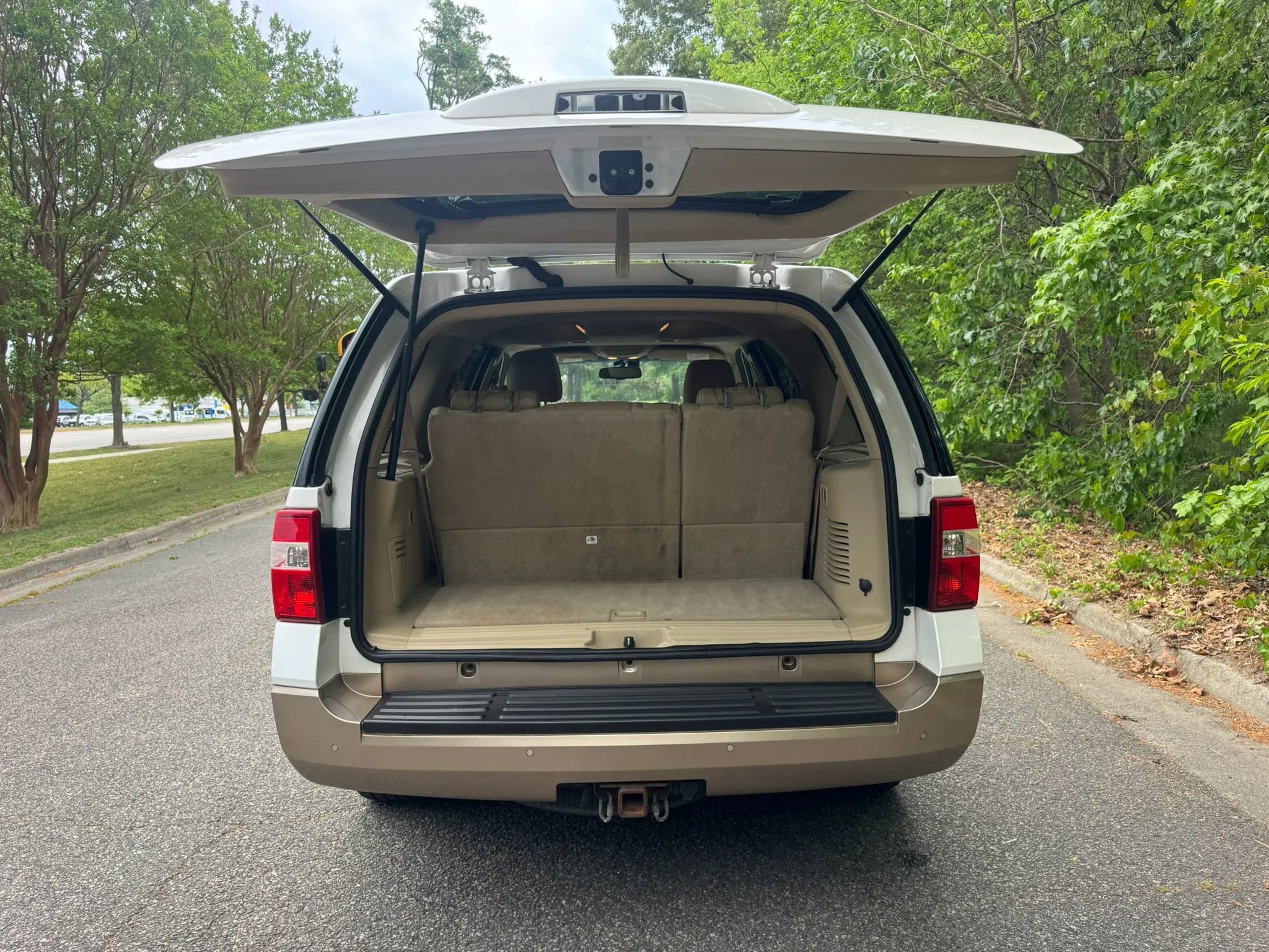 Used 2014 Ford Expedition XLT w/ Equipment Group 202A AWD/4WD image 6