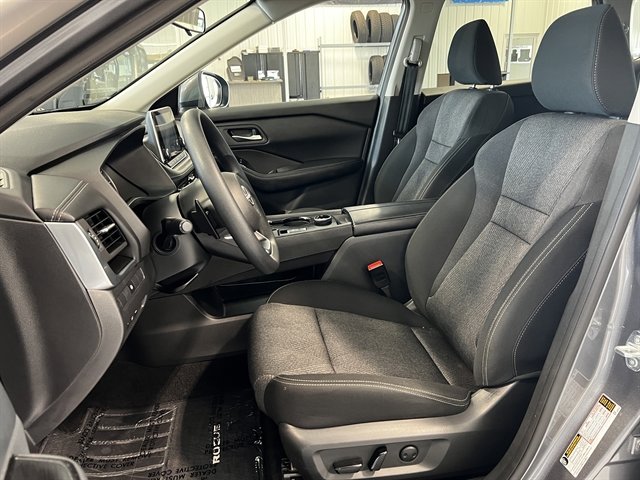 Used 2024 Nissan Rogue SV image 11