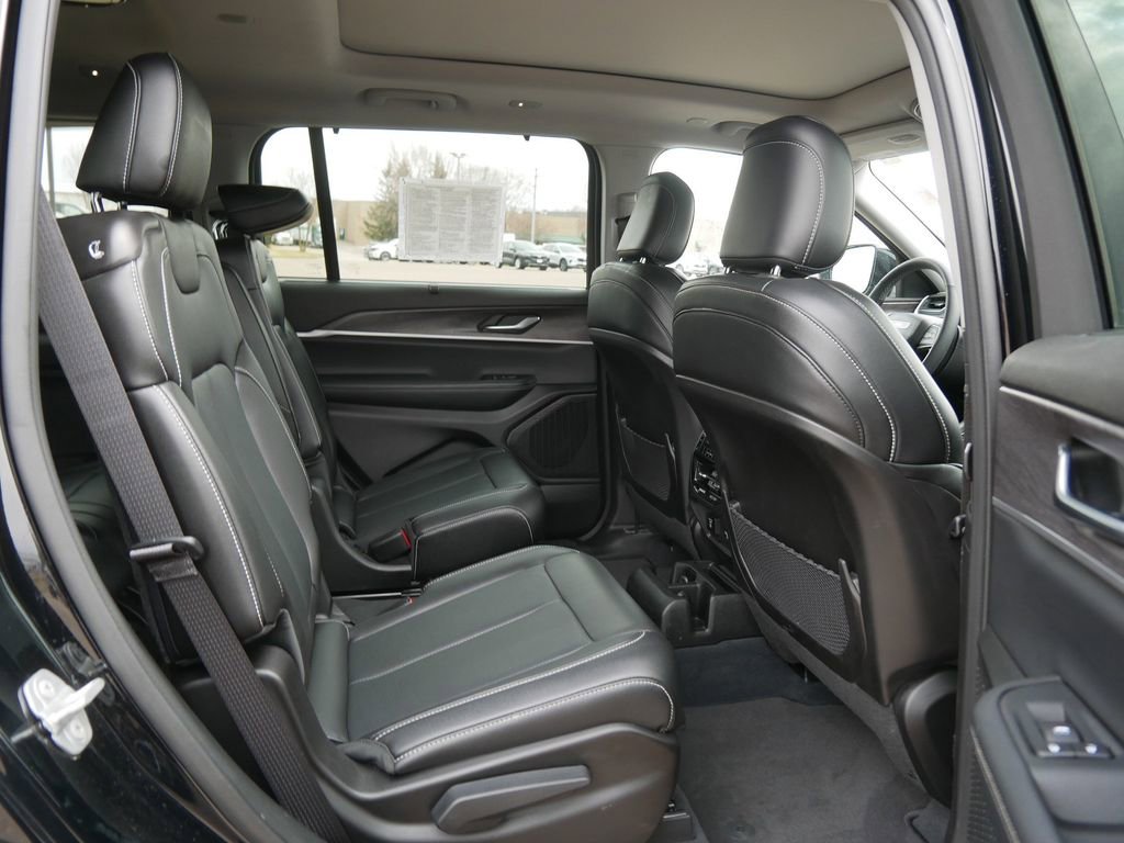 Used 2023 Jeep Grand Cherokee L Limited w/ Luxury Tech Group II image 12