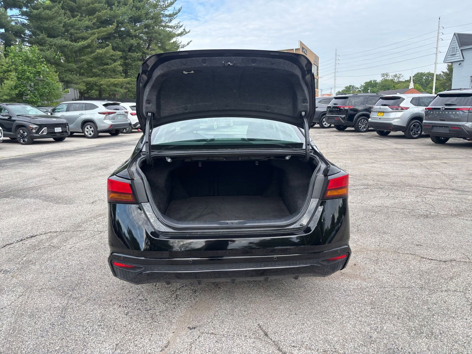 Used 2025 Nissan Altima 2.5 SV FWD image 31