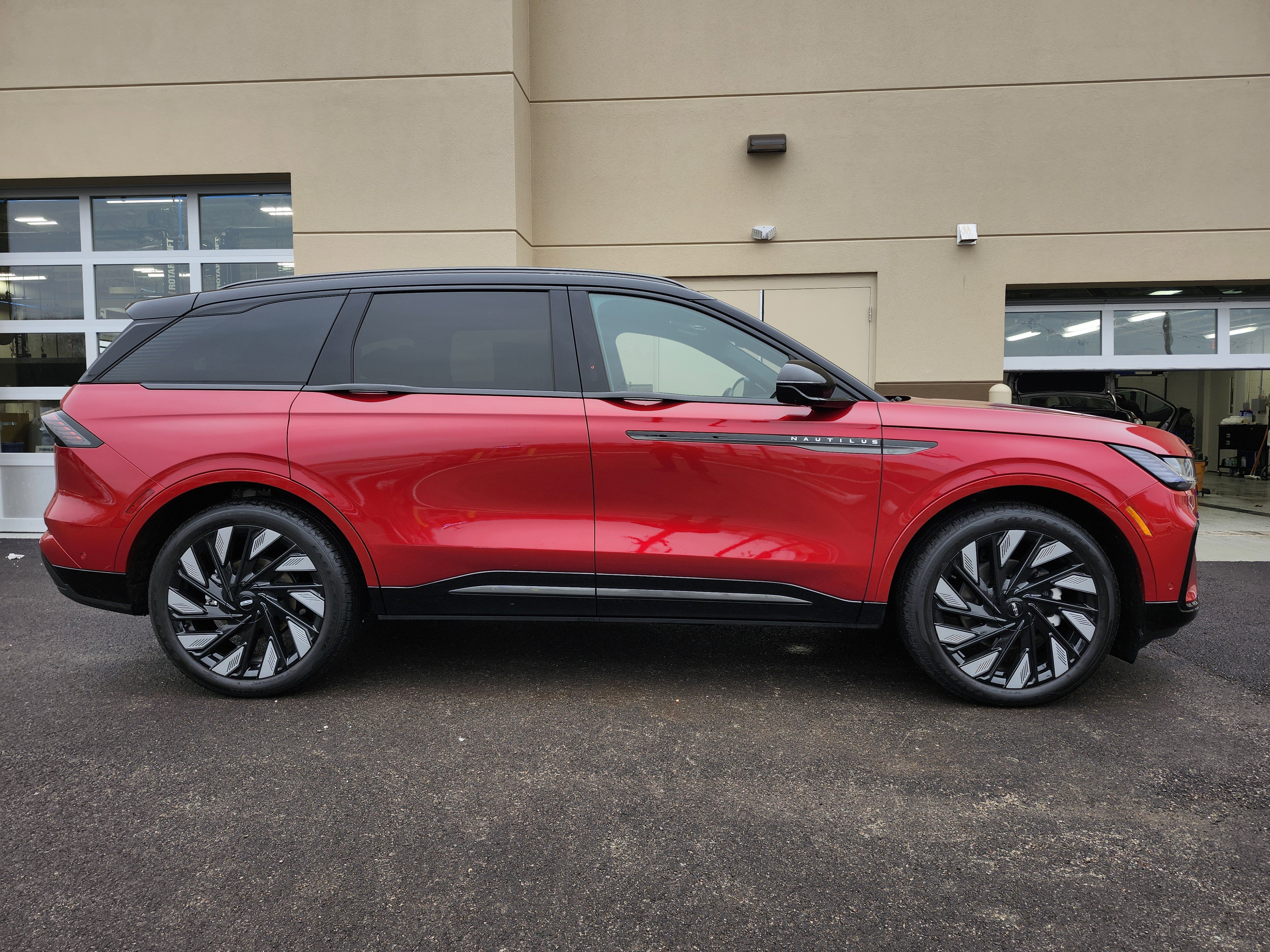 Used 2024 Lincoln Nautilus Reserve w/ Equipment Group 202A image 2