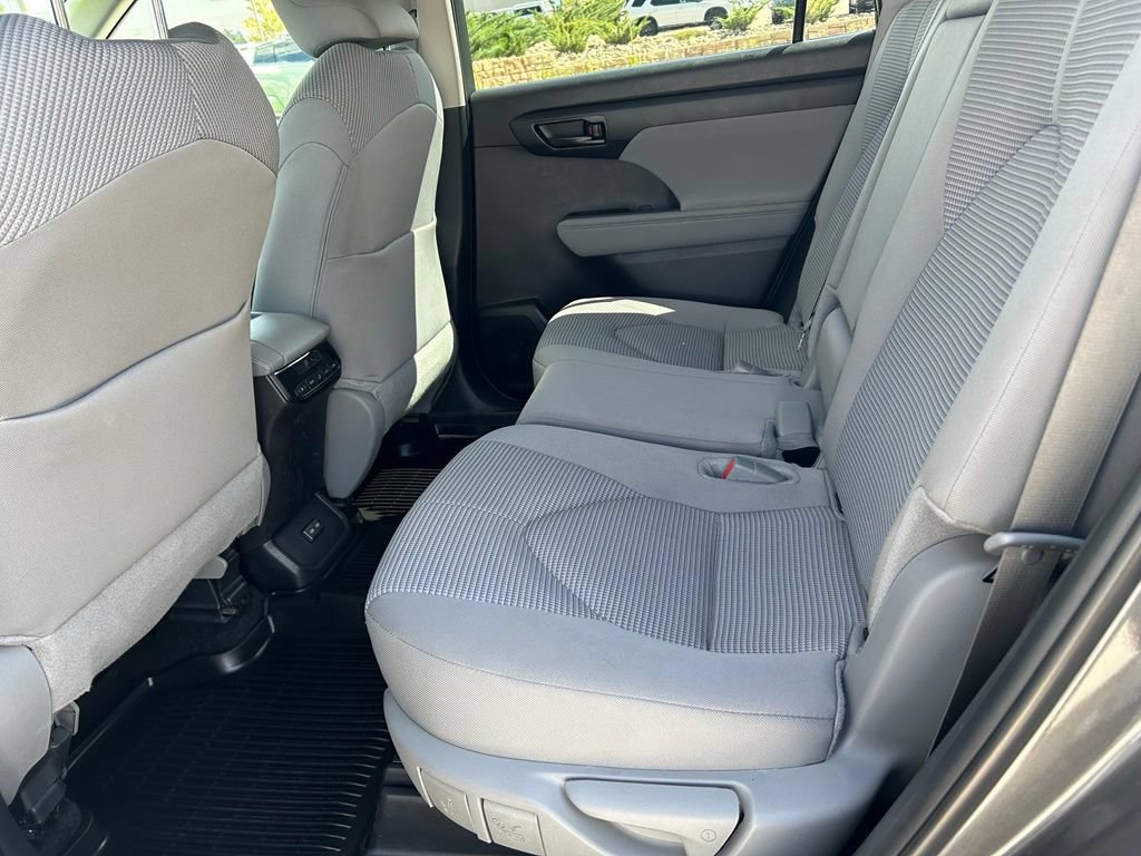 Used 2025 Toyota Highlander LE AWD/4WD image 25