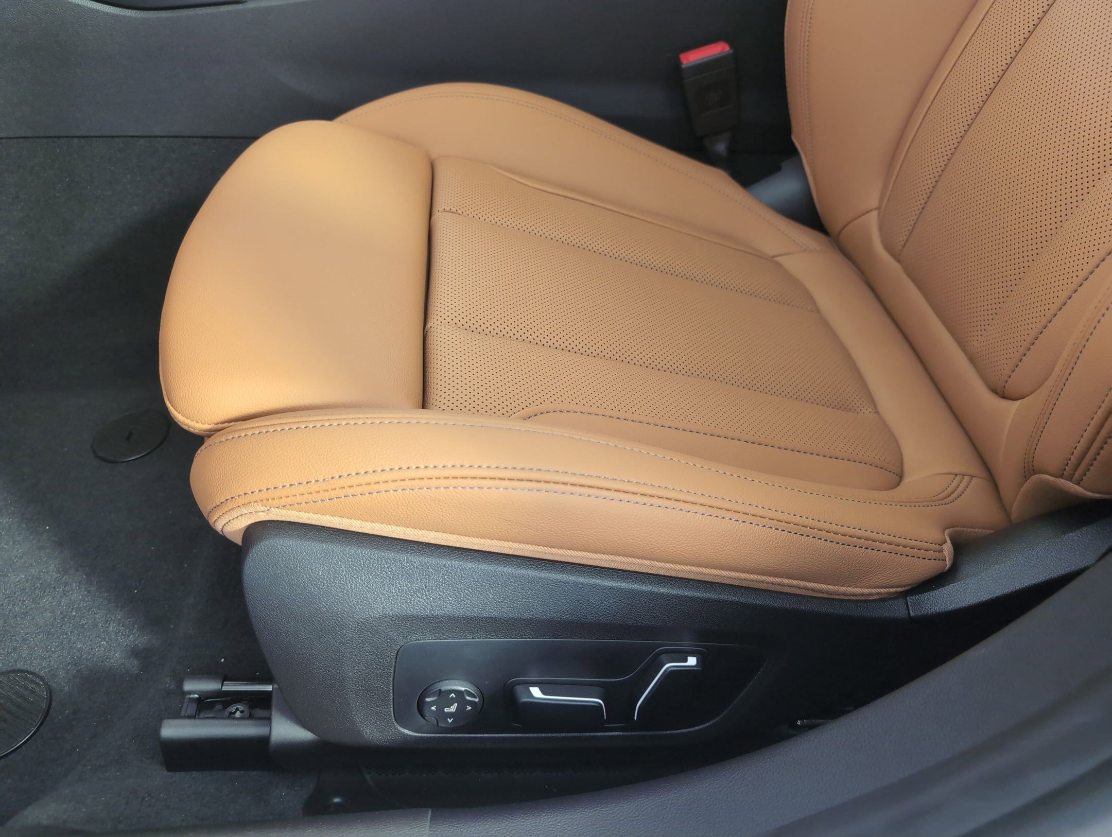 Used 2025 BMW 330i Sedan w/ Convenience Package image 11