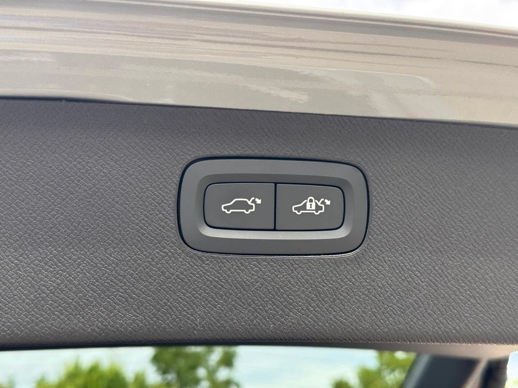 Certified 2025 Volvo XC90 T8 Plus w/ Protection Package AWD/4WD image 6