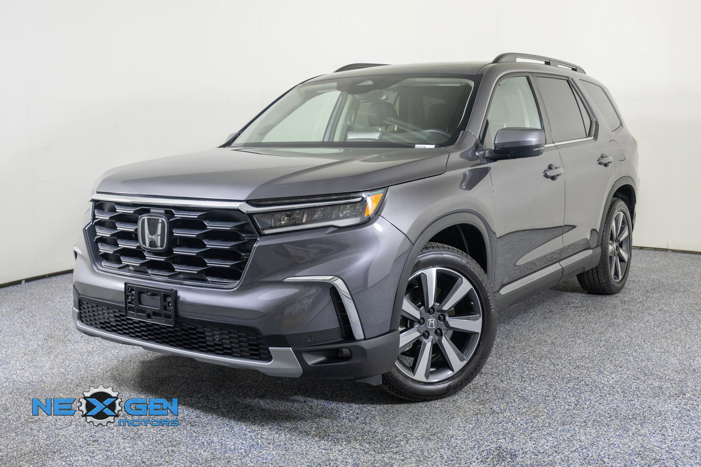 Used 2025 Honda Pilot Touring image 4