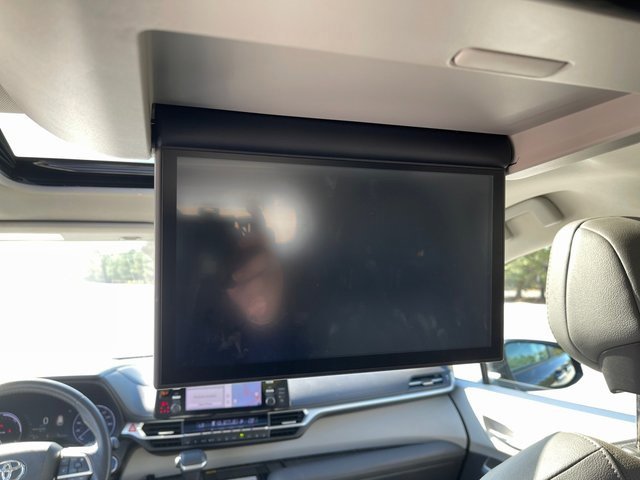 Used 2022 Toyota Sienna Limited image 19