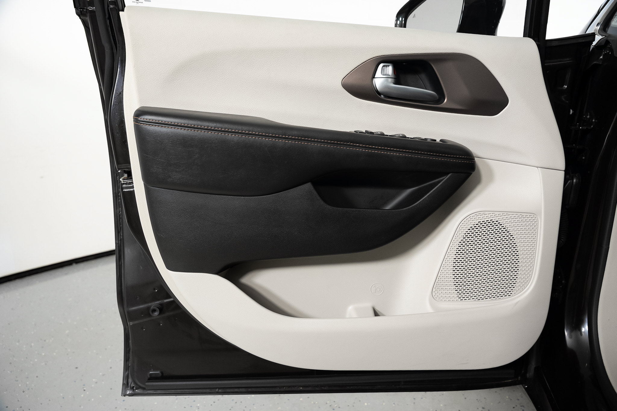 Used 2018 Chrysler Pacifica Touring-L w/ Advanced Safetytec Group FWD image 37