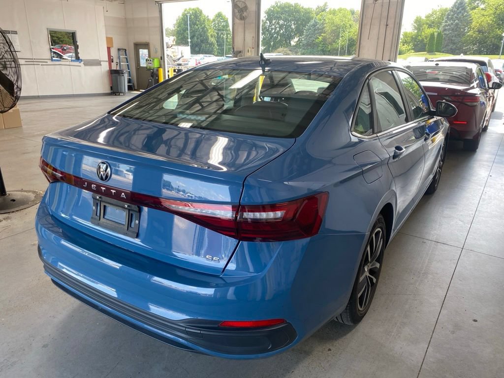 Used 2025 Volkswagen Jetta SE FWD image 4