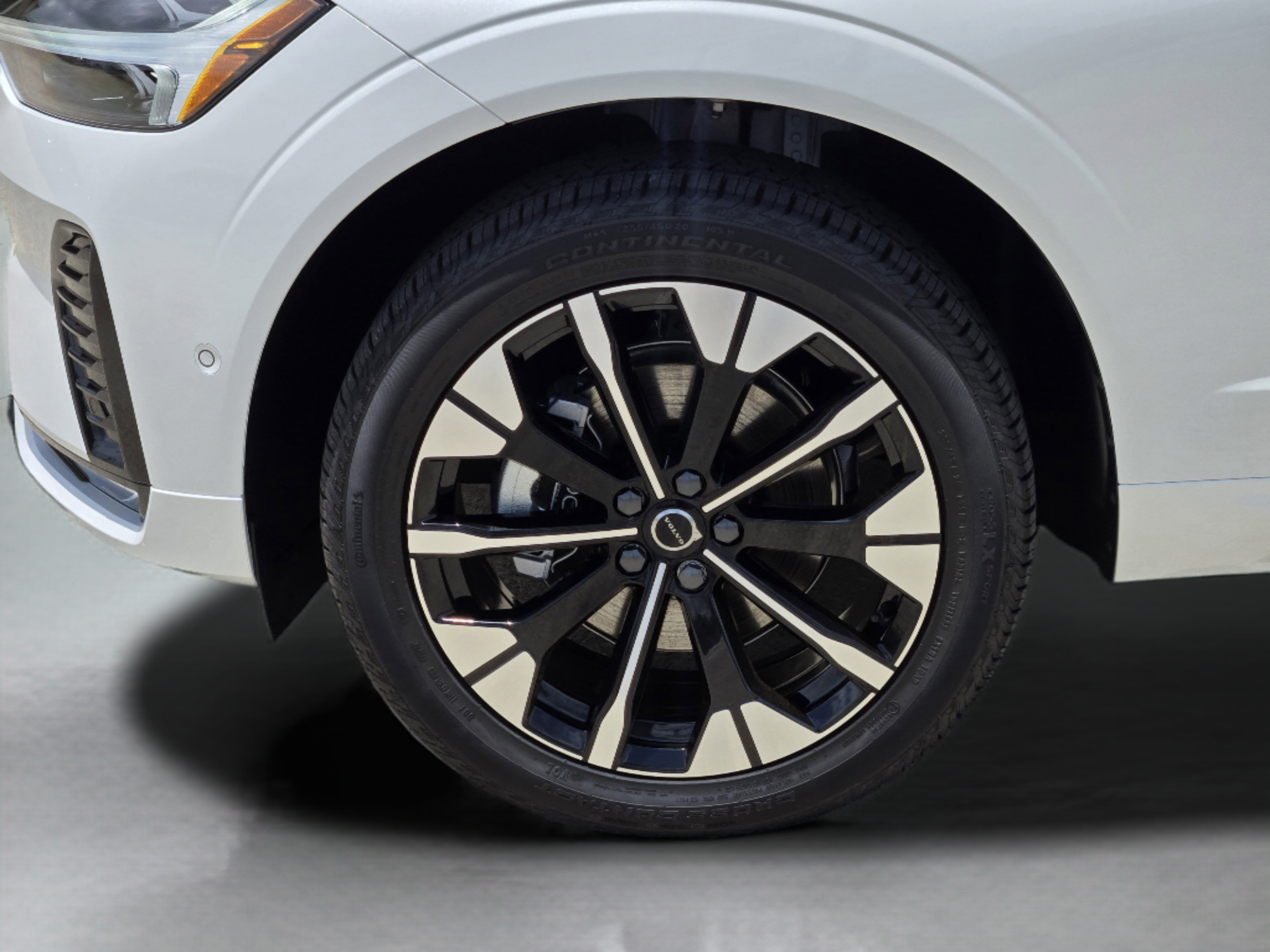 New 2026 Volvo XC60 B5 Plus w/ Protection Package Premier AWD/4WD image 29
