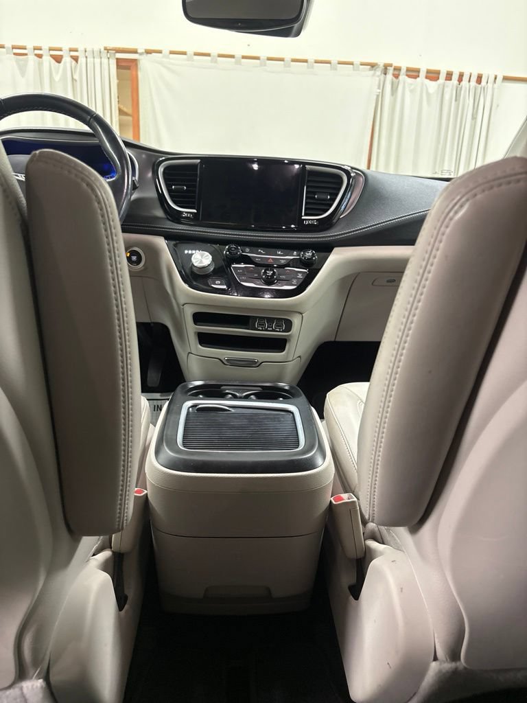 Used 2021 Chrysler Pacifica Touring-L FWD image 18