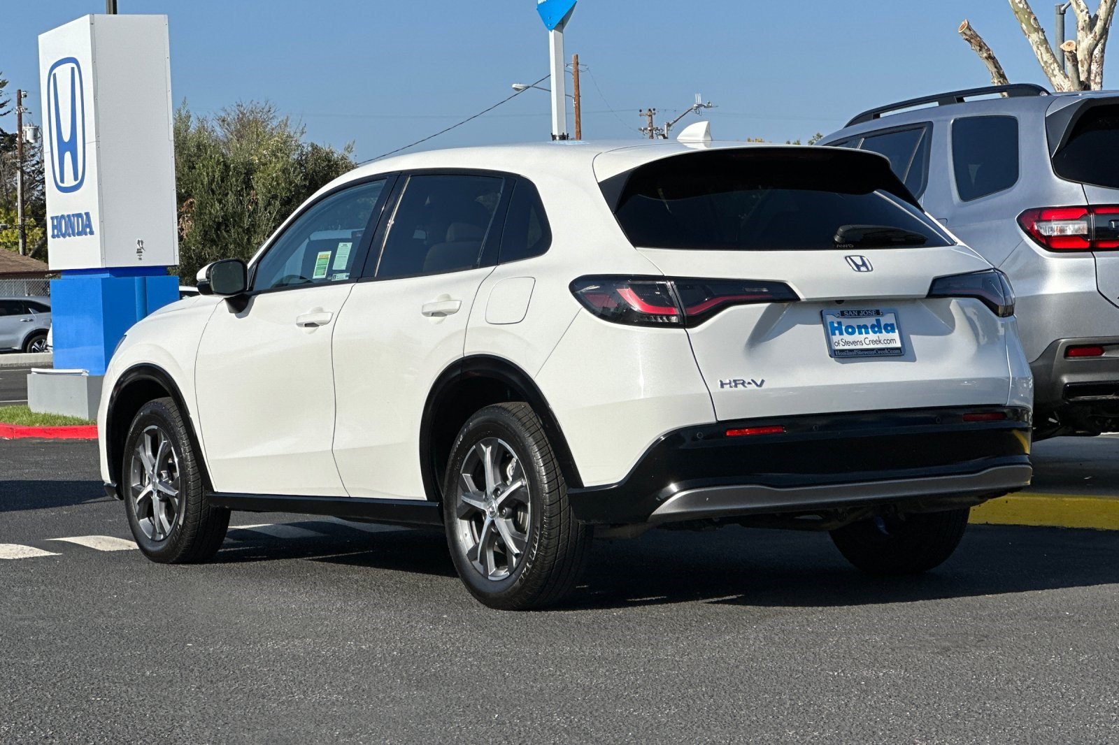 Used 2023 Honda HR-V EX-L image 3
