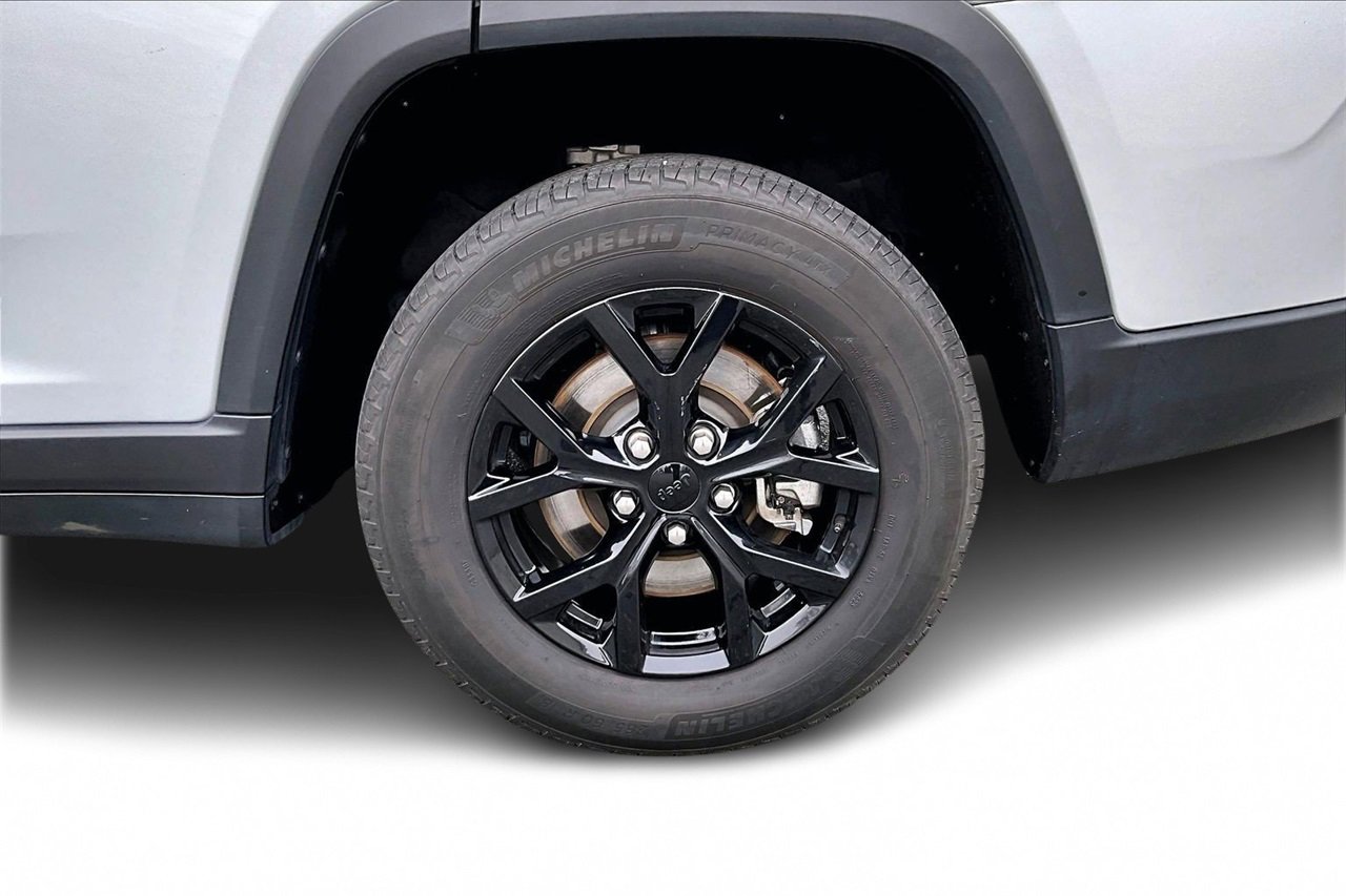 Certified 2024 Jeep Grand Cherokee L Laredo image 33