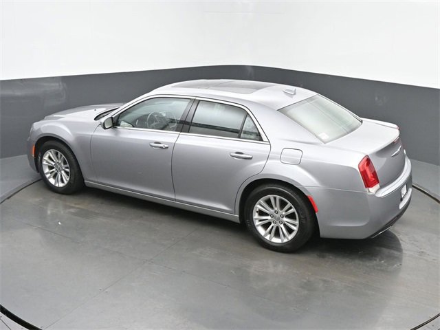 Used 2017 Chrysler 300 C image 40
